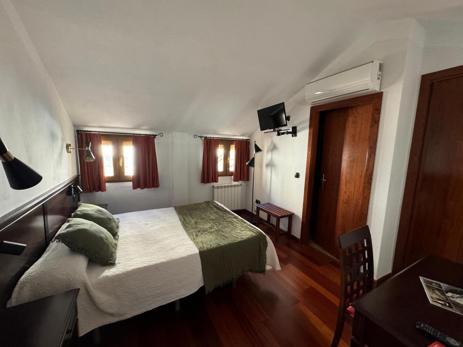 Hospedium Hotel La Fuente กันเดลาริโอ ภายนอก รูปภาพ