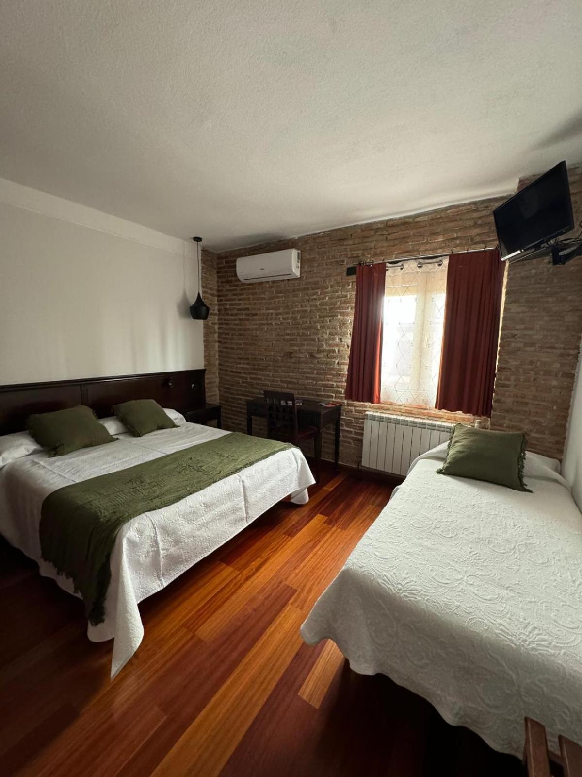 Hospedium Hotel La Fuente กันเดลาริโอ ภายนอก รูปภาพ