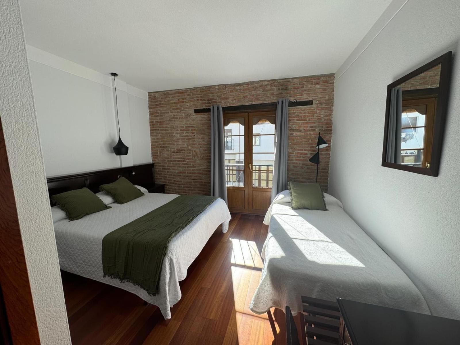 Hospedium Hotel La Fuente กันเดลาริโอ ภายนอก รูปภาพ
